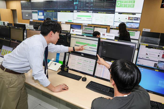 KT 직원들이 경기도 과천에 위치한 KT 통합관제센터에서 DDoS 등 사이버 공격에 대비하며 관제하는 모습