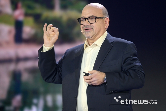 [포토] 발표하는 야세르 알사이에드 AWS IoT부문 부사장