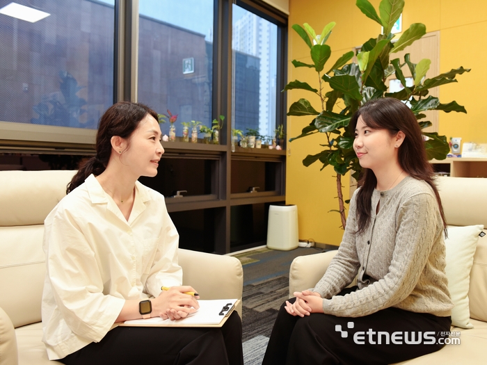 삼성바이오에피스 임직원이 사내 전문 심리상담사에게 심리 상담을 받고 있다.