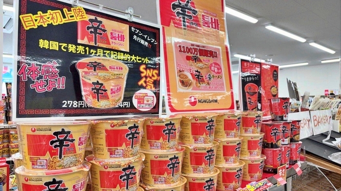 일본 유통업체에 진열된 농심 신라면 툼바.