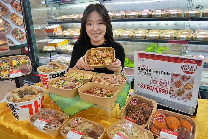 롯데마트 제타플렉스 잠실점 델리 코너에서 '요리하다 월드뷔페' 상품을 홍보하는 송윤선 MD