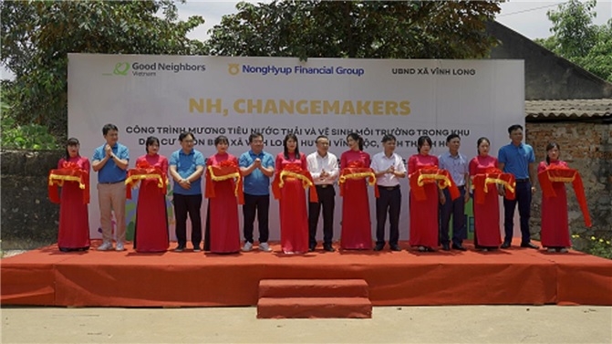 지난 13일 글로벌 사회공헌 프로젝트 'NH Change Makers' 첫 완공식이 열린 베트남 타인호아성 빈록현 빈롱코뮨 배오마을에서 김선 굿네이버스 국제사업본부 본부장(왼쪽에서 두 번째) ,조정래 부사장(왼쪽에서 여섯 번째), 부 옥 즈엉 타인호와성 인민위원회 외무부 부차장(왼쪽에서 여덟 번째)및 참석자들이 완공을 기념해 테이프 커팅을 진행하고 있다.