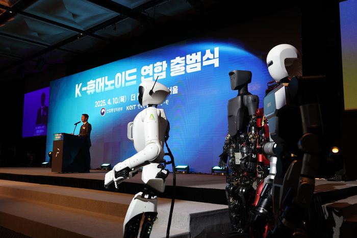 안덕근 산업통상자원부 장관이 4월 10일 서울 중구 플라자호텔에서 열린 K-휴머노이드 연합 출범식에서 개회사를 하고 있다.
