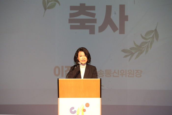 이진숙 방송통신위원장이 14일 서울시청자미디어센터에서 열린 '시청자미디어재단 창립 10주년 기념식'에서 축사하고 있다.