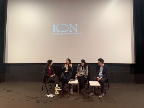 자이네 아키올 감독과 토크쇼를 진행하고 있다. 사진=서울디지털대학교.