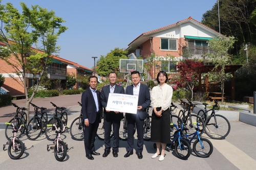 서울SOS어린이마을에서 김용수 원장(왼쪽 두번째)과 이재열 현대하이카손해사정 대표(왼쪽 세번째)가 '사랑의 두바퀴' 자전거를 전달하며 기념촬영을 하고 있다.(사진=현대해상)