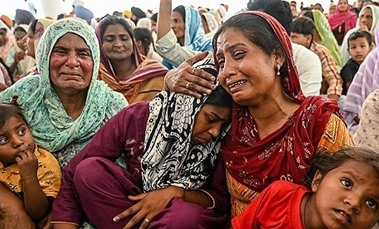 13일(현지시간) 인도 북부 펀자브주 암리차르시 외곽 마을에서 밀주 사망자의 가족들이 슬퍼하고 있다. 사진=AFP 연합뉴스