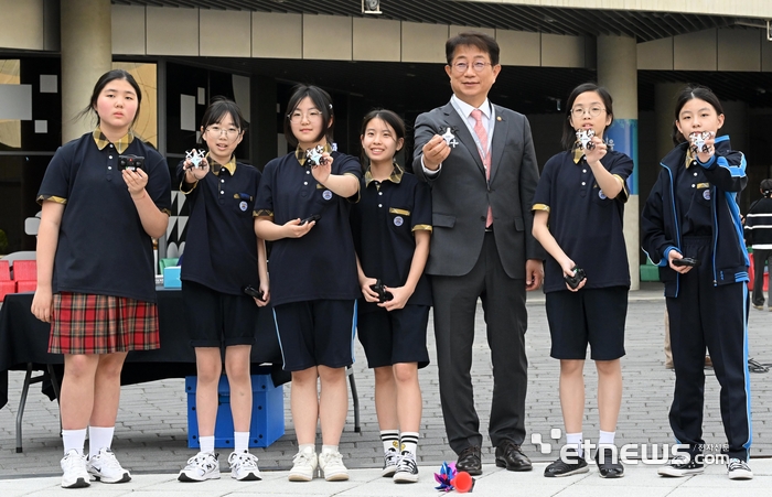 [포토] 박상우 장관, 학생들과 드론을 들고