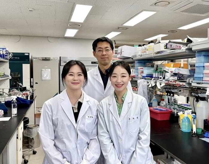 사진 왼쪽부터 생명화학공학과 양예원 석사과정, 김유식 교수, 구도영 박사과정.