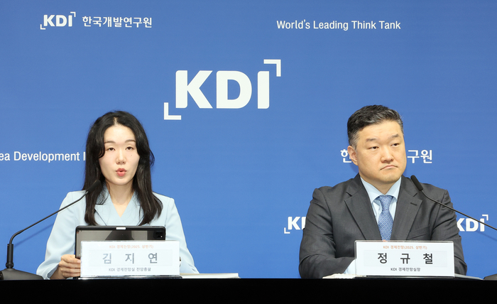 한국개발연구원(KDI) 경제전망실 김지연 전망총괄(왼쪽)이 14일 정부세종청사에서 2025년 상반기 KDI 경제전망 발표를 하고 있다. 오른쪽은 정규철 경제전망실장. [연합뉴스]