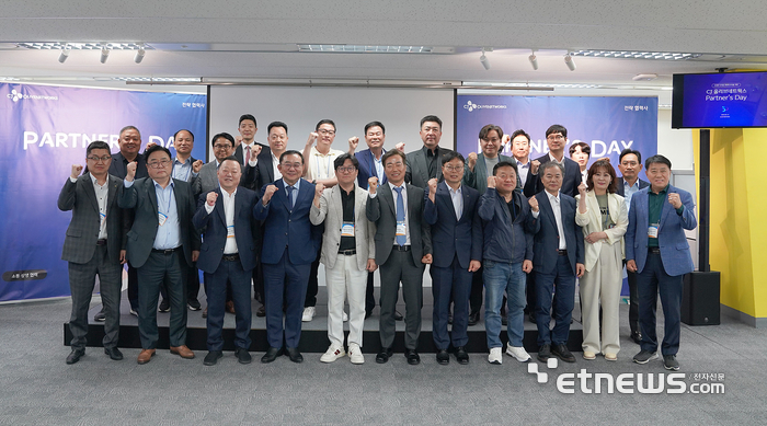 CJ올리브네트웍스 '2025 파트너스데이' 행사에서 유인상 대표(왼쪽 다섯 번째)와 전략협력사 대표들이 함께 기념사진을 촬영하는 모습.