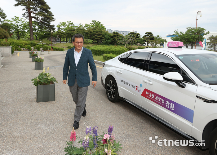 김홍규 강릉시장이 강릉솔향콜택시를 이용해 출근했다.