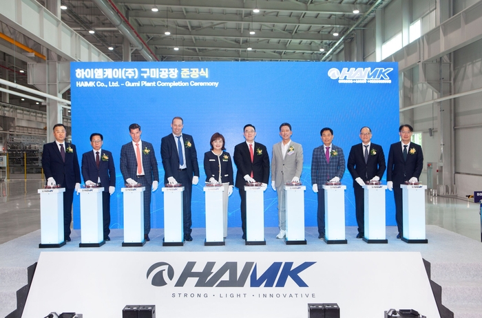 롭 반 길스 하이 CEO(왼쪽 네 번째부터), 양금희 경상북도 경제부지사, 구본규 LS전선 대표, 김장호 구미시장을 비롯한 주요 인사들이 15일 경북 구미 국가산업단지에서 진행된 LS머트리얼즈 모빌리티용 알루미늄 부품 공장을 준공식에서 기념촬영하고 있다. 〈사진 LS전선 제공〉