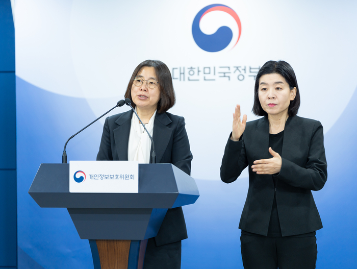 김해숙 개인정보보호위원회 조사1과장이 5월 15일 오전 서울 종로구 정부서울청사에서 2025년 제11회 개인정보보호위원회 전체회의 안건인 테무의 개인정보보호 법규 위반 건에 대해 브리핑하고 있다.(개인정보보호위원회 제공)