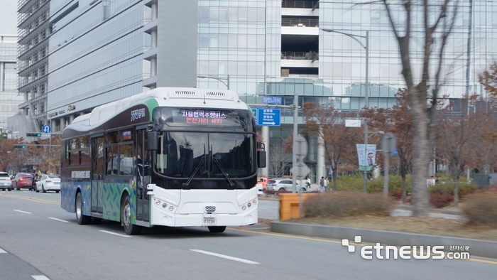 경기도가 도심형 자율주행 실증단지인 판교제로시티에 지난 3월 제정된 자율주행차 데이터 국가표준(KS)을 국내 최초로 적용했다. 사진은 판교제로시티를 자율주행버스인 '판다G버스'가 달리고 있다.