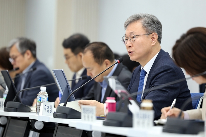 장인홍 구로구청장이 15일 오전 구청에서 열린 확대간부회의에서 규제개혁 전담반(TF) 구성 등에 대해 말하고 있다. 사진=구로구 제공