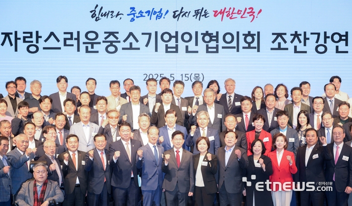 [포토] 중소기업인과 기념촬영하는 김문수 후보