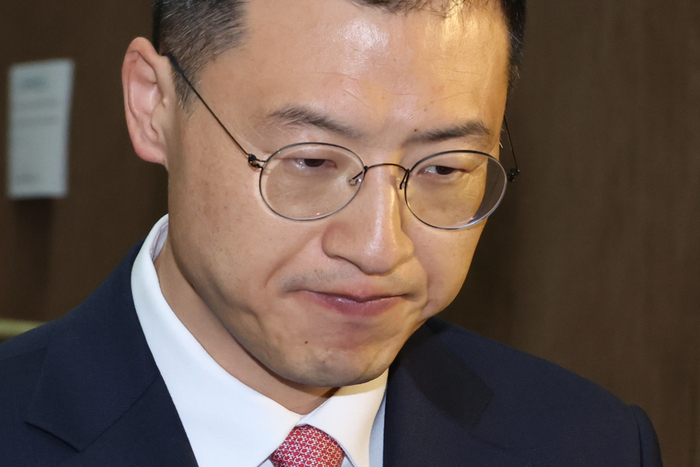 국민의힘을 탈당한 무소속 김상욱 의원이 15일 서울 여의도 국회 소통관에서 더불어민주당 이재명 대선 후보에 대한 지지 선언을 하기 위해 발언대로 향하고 있다.