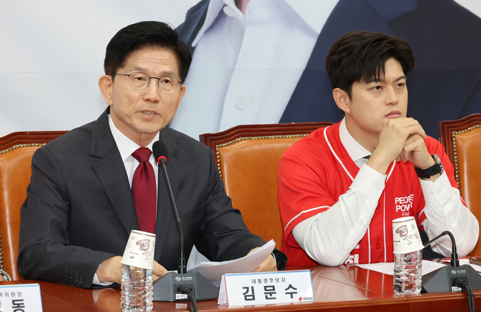 국민의힘 김문수 대선 후보가 15일 국회에서 열린 중앙선거대책위원회 회의 및 임명장 수여식을 마친 뒤 발언하고 있다. 오른쪽은 김용태 비상대책위원장 지명자.