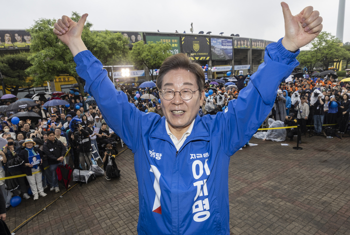 더불어민주당 이재명 대선후보가 15일 전남 광양시 전남드래곤즈축구장 북문 앞에서 열린 유세에서 엄지를 들어 보이고 있다.