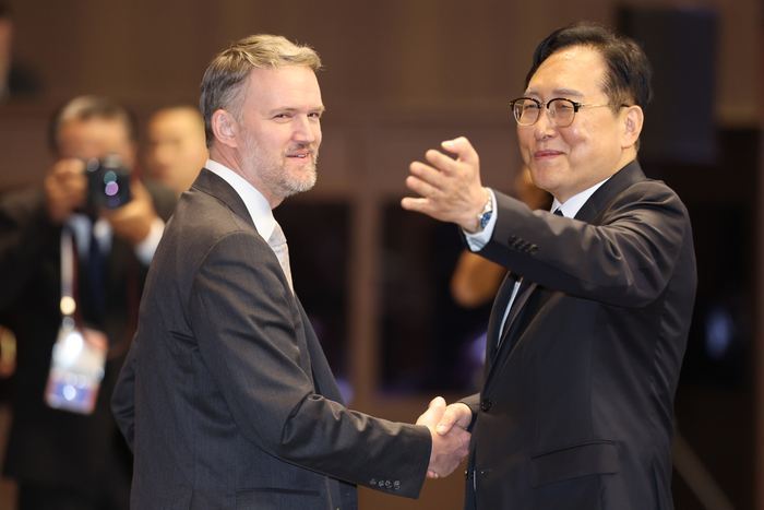 15일 제주 서귀포시 제주국제컨벤션센터에서 열린 APEC 2025 통상장관회의 개회식 직전 정인교 산업통상자원부 통상교섭본부장(오른쪽)이 제이미슨 그리어 미국 무역대표부(USTR) 대표와 인사하고 있다. 사진: 연합뉴스
