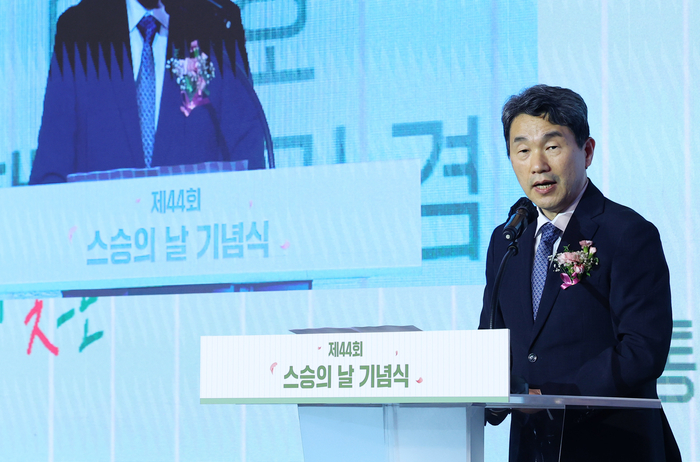 이주호 대통령 권한대행 부총리 겸 교육부 장관이 15일 서울 여의도 FKI 타워에서 열린 제44회 스승의 날 기념식에 기념사를 하고 있다. [연합뉴스]