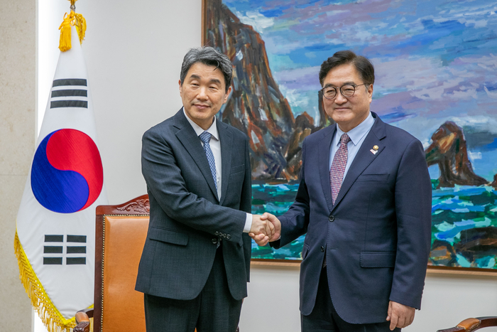 우원식 국회의장이 15일 오후 서울 여의도 국회 의장실에서 이주호 대통령 권한대행 부총리 겸 교육부 장관을 접견하고 있다. [연합뉴스]