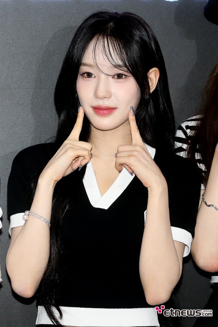 [ET포토] 이즈나 유사랑, '양손으로 콕콕'