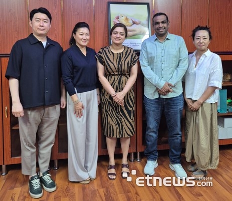 이은승 다비다 대표(왼쪽 첫번째) 와 MIMI YOO  EX Center 대표(왼쪽 다섯 번째) 등 관계자들이  MOU를 맺고 기념촬영했다.