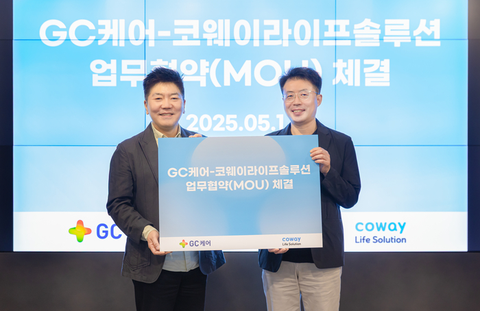 김진태 GC케어 대표(왼쪽)와 김명곤 코웨이라이프솔루션 대표