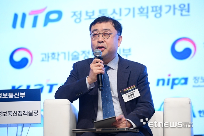 IITP 테크&퓨처 인사이트 콘서트×IT메가비전 2025가 'AX시대, 에이전틱 AI와 피지컬 AI로 열리는 미래 비즈니스를 주제로 16일 서울 서초구 엘타워에서 열렸다. 송상훈 과학기술정보통신부 정보통신정책실장이 'AI강국 도약과제와 글로벌 관세전쟁 대응 정책방향'을 주제로 패널 토론에 참석해 발언하고 있다. 이동근기자 foto@etnews.com