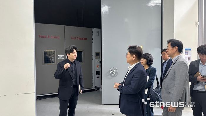 이상훈 KCA원장이 JTP를 방문해 관계자로부터 설명을 듣고 있다.