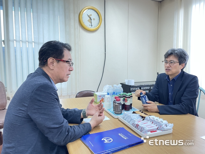 박순홍 강원중기청장(오른쪽)이 신춘혁 하이텍 대표와 간담하고 있다.