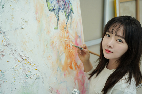 윤송아, 청담 포브갤러리서 'Camel Lia' 개인전 개최