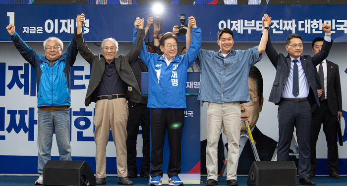 더불어민주당 이재명 대선후보가 16일 전북 군산시 구 시청광장에서 열린 유세에서 손을 들어 올리고 있다. 연합뉴스