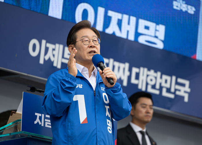 더불어민주당 이재명 대선후보가 16일 전북 군산시 구 시청광장에서 열린 유세에서 지지를 호소하는 연설을 하고 있다. 연합뉴스