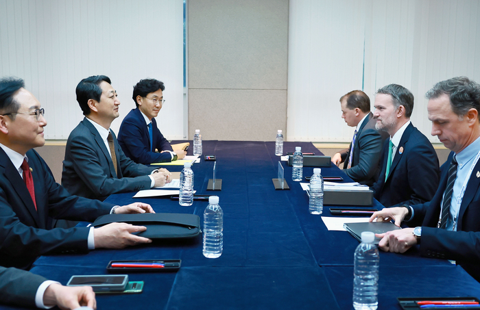 안덕근 산업통상자원부 장관이 16일 제주 서귀포시 제주국제컨벤션센터(ICC)에서 제이미슨 그리어 미국 무역대표부 대표와 면담하고 있다.  산업부 제공