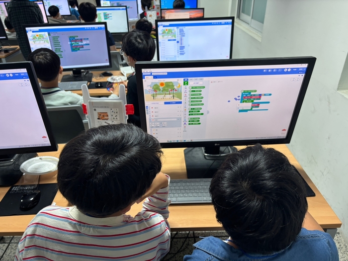 제15회 미래와소프트웨어와 동국대가 함께하는 꿈찾기 캠프에 참가한 학생들이 아두이노를 활용한 IoT 실습 교육을 받고 있다.