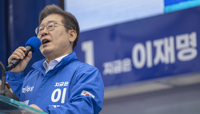 더불어민주당 이재명 대선후보가 17일 광주광역시 서구 김대중컨벤션센터 광장에서 열린 집중 유세에서 지지를 호소하는 연설을 하고 있다.  연합뉴스