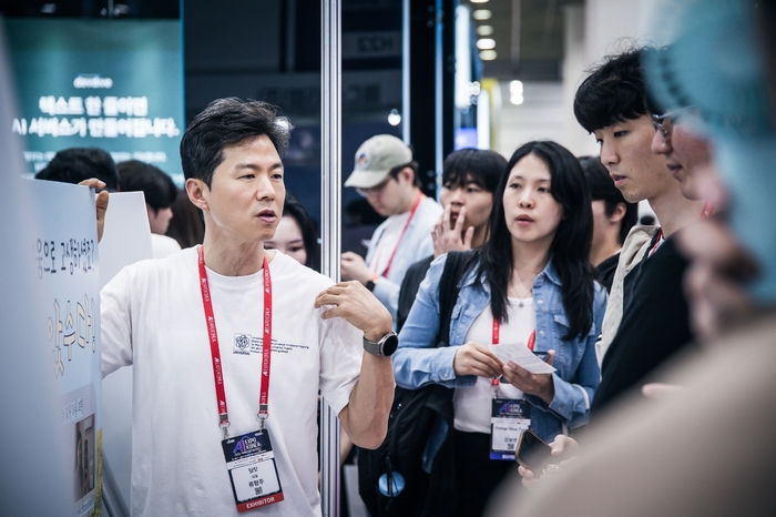 류형주 딜랏 대표가 지난 14일부터 16일까지 서울 코엑스에서 개최된 'AI EXPO KOREA 2025(국제인공지능대전)'에서 관람객들에게 인공지능(AI) 기반 맞춤형 피부관리 솔루션 '가려움추적기'를 설명하고 있다. 사진 출처 : 딜랏