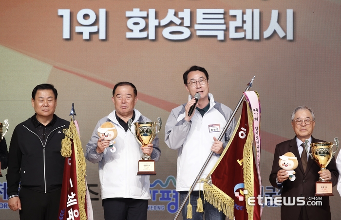 정명근 화성시장이 17일 '제71회 경기도체육대회'에서 3년 연속 종합우승을 달성하고 폐회식에서 우승소감을 말하고 있다.