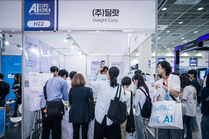 딜랏이 지난 14일부터 16일까지 서울 코엑스에서 개최된 'AI EXPO KOREA 2025(국제인공지능대전)'에서 관람객들에게 인공지능(AI) 기반 맞춤형 피부관리 솔루션 '가려움추적기'를 시연했다. 사진 출처 : 딜랏