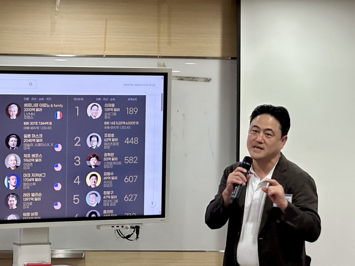 18일 이상훈 미래와소프트웨어 이사장이  제15회 재단법인 미래와소프트웨어와 동국대가 함께하는 꿈찾기 캠프에서 인사말을 하고 있다.