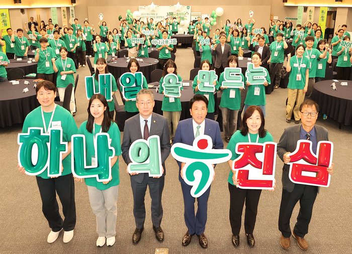 하나금융그룹은 지난 16일 오후 명동사옥 대강당에서 사회혁신기업과 고용 취약계층을 연결하는 '2025 하나 파워 온 혁신기업 인턴십' 출발행사를 가졌다.  이날 출발행사에 참석한 함영주 하나금융그룹 회장(사진 첫째 줄 오른쪽에서 세 번째)이, 김민석 고용노동부 차관(사진 첫째 줄 오른쪽에서 네 번째), 정승국 한국사회적기업진흥원장(사진 첫째 줄 맨 오른쪽), 사회혁신기업 대표 및 인턴 참가자들과 함께 기념촬영을 하고 있다. 사진제공=하나금융