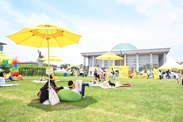 중소기업중앙회가 지난 17일 국회의사당 잔디마당에서 '노란우산 가족사랑 동시·그림 대회'를 개최했다.(사진=중소기업중앙회)