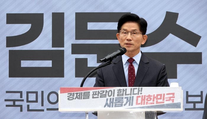 국민의힘 김문수 대선후보가 18일 서울 여의도 국민의힘 중앙당사에서 '경제를 판갈이 합니다-새롭게 대한민국' 경제 공약을 발표하고 있다.  [공동취재]