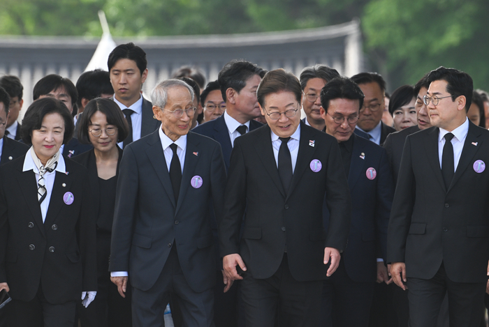 18일 오전 광주 북구 5·18 민주묘지에서 더불어민주당 이재명 후보가 제45주년 5·18 민주화운동 기념식에 입장하고 있다. 연합뉴스