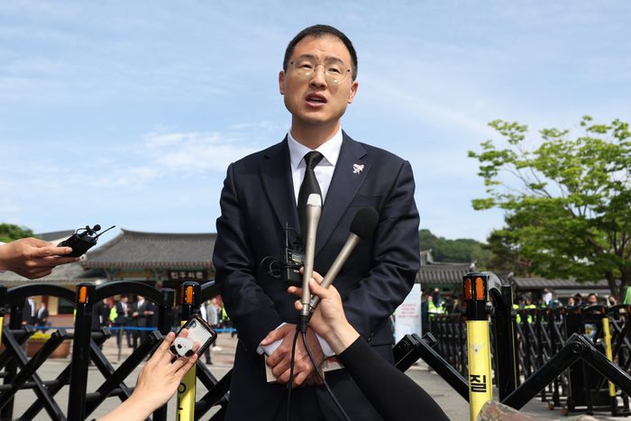 더불어민주당 이재명 대선후보 지지를 선언한 무소속 김상욱 의원이 18일 광주 북구 운정동 국립5·18민주묘지 민주의 문 앞에서 더불어민주당 입당 기자회견을 하고 있다. 연합뉴스