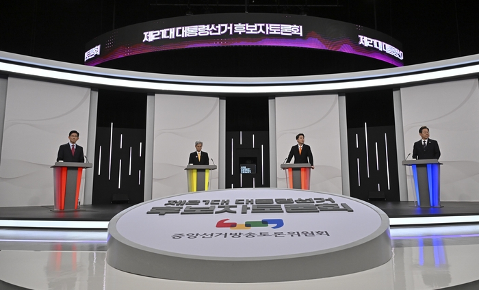 더불어민주당 이재명·개혁신당 이준석·민주노동당 권영국·국민의힘 김문수 대선후보가 18일 서울 마포구 상암동 SBS 프리즘센터 스튜디오에서 열린 제21대 대선 1차 후보자 토론회 시작을 기다리고 있다.  [국회사진기자단]