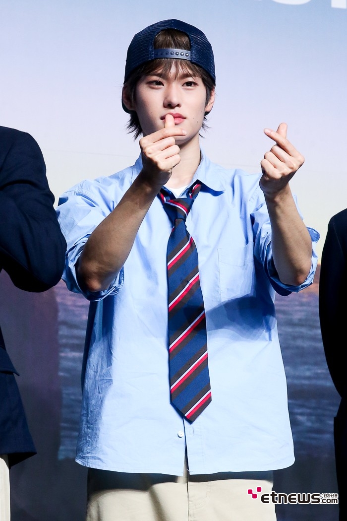 [ET포토] 라이즈 소희, '선명한 하트'